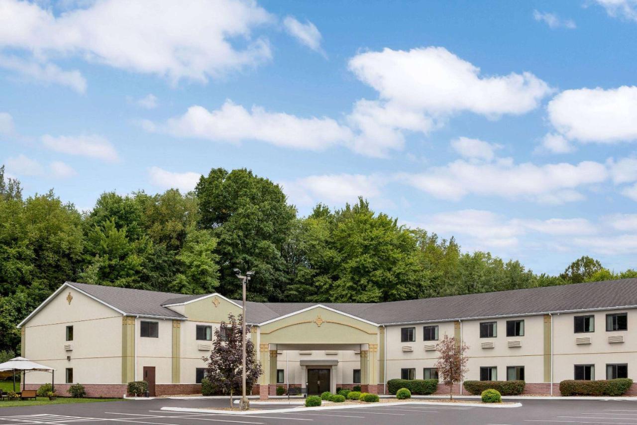 Super 8 By Wyndham Grove City Exterior photo