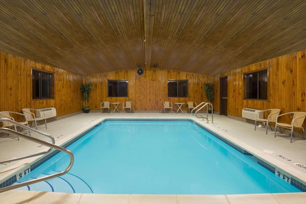 Super 8 By Wyndham Grove City Exterior photo